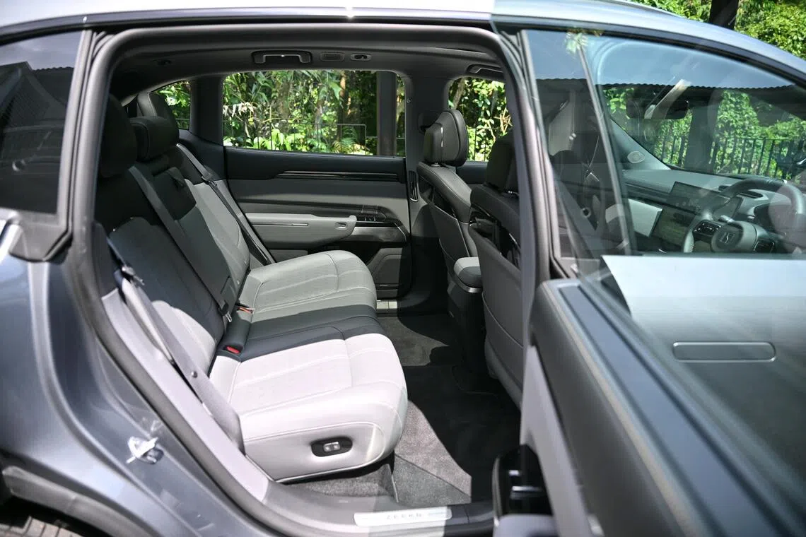 The angle of the rear seat back can be adjusted electrically.