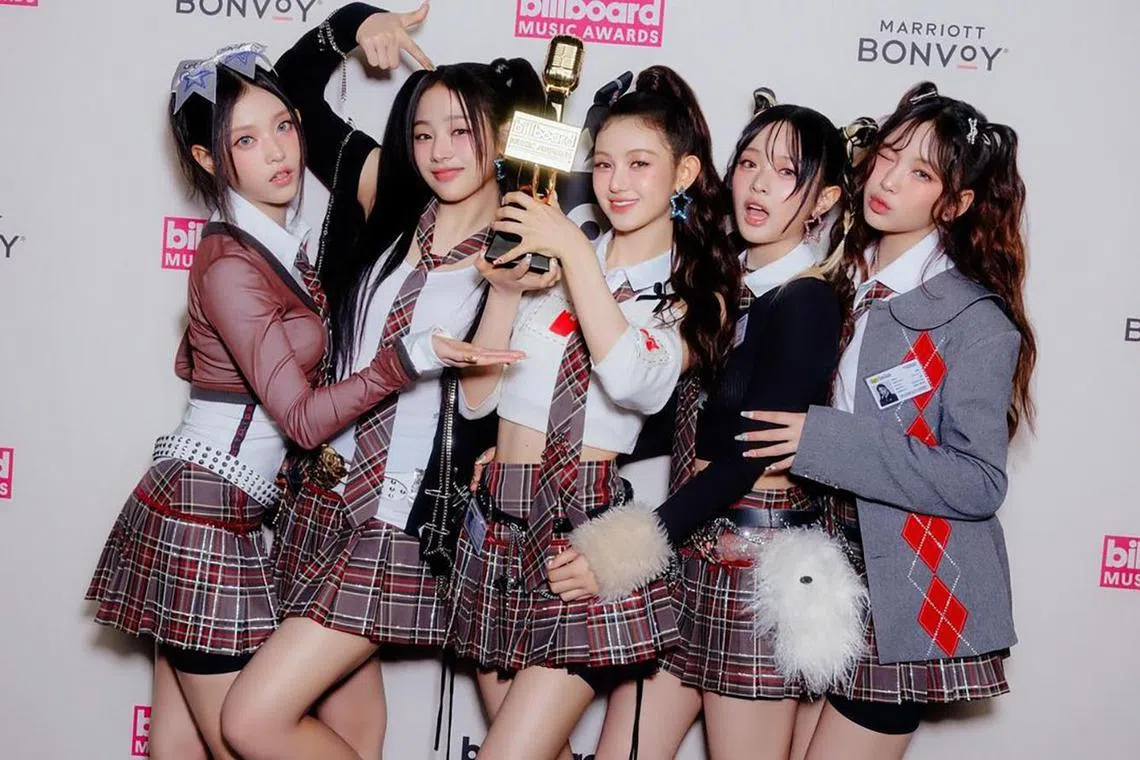 billboard20 - Screenshot. K-pop group NewJeans won the top global K-pop artist award at the 2023 Billboard Music Awards.


Source / Copyright: BBMAS/INSTAGRAM