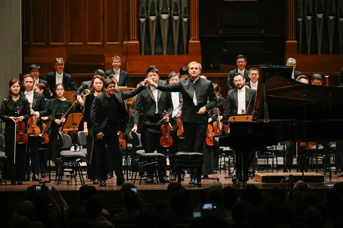  Spanish pianist Javier Perianes and conductor Vasily Petrenko performed Noches en los Jardines de Espana with the Singapore Symphony Orchestra. 