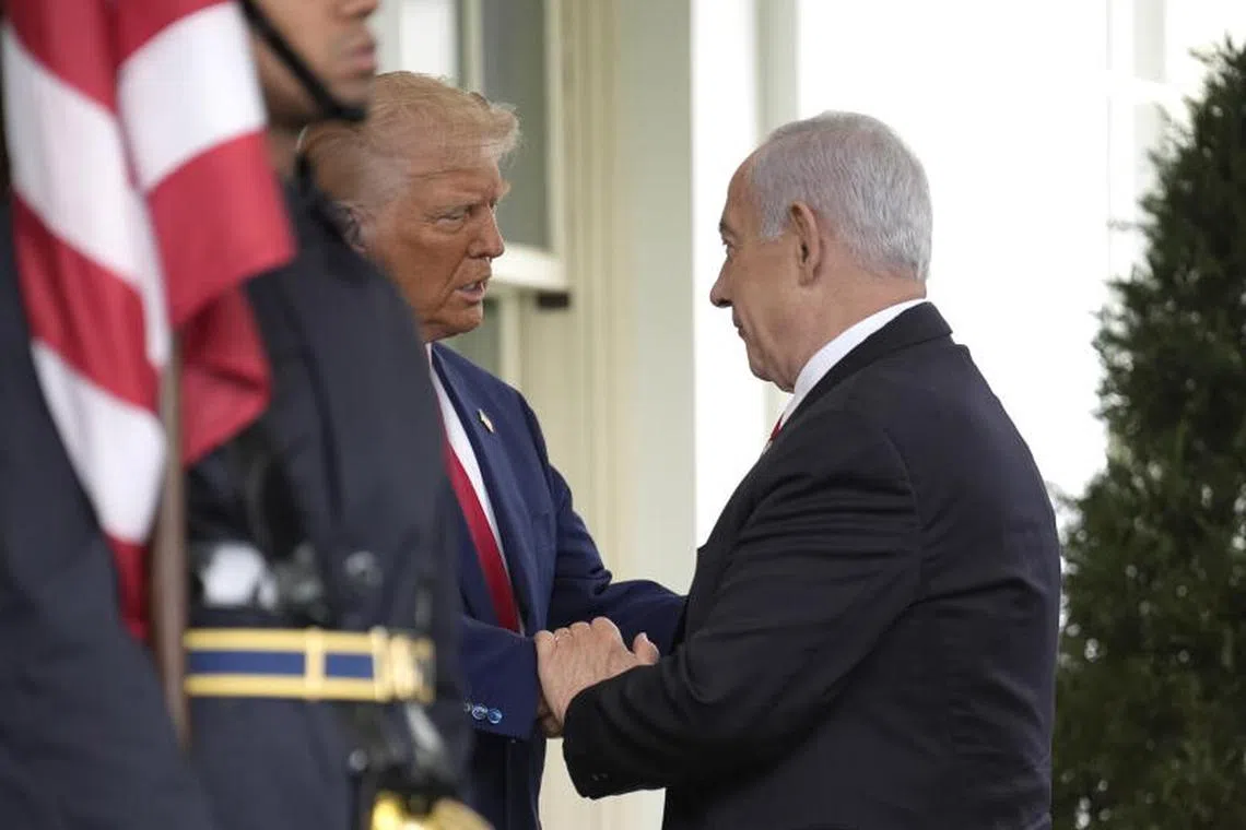 epa12016447 US President Donald Trump (C) welcomes Israeli Prime Minister Benjamin Netanyahu (R) to the White House in Washington, DC, USA, 07 April 2025. EPA-EFE/YURI GRIPAS / POOL