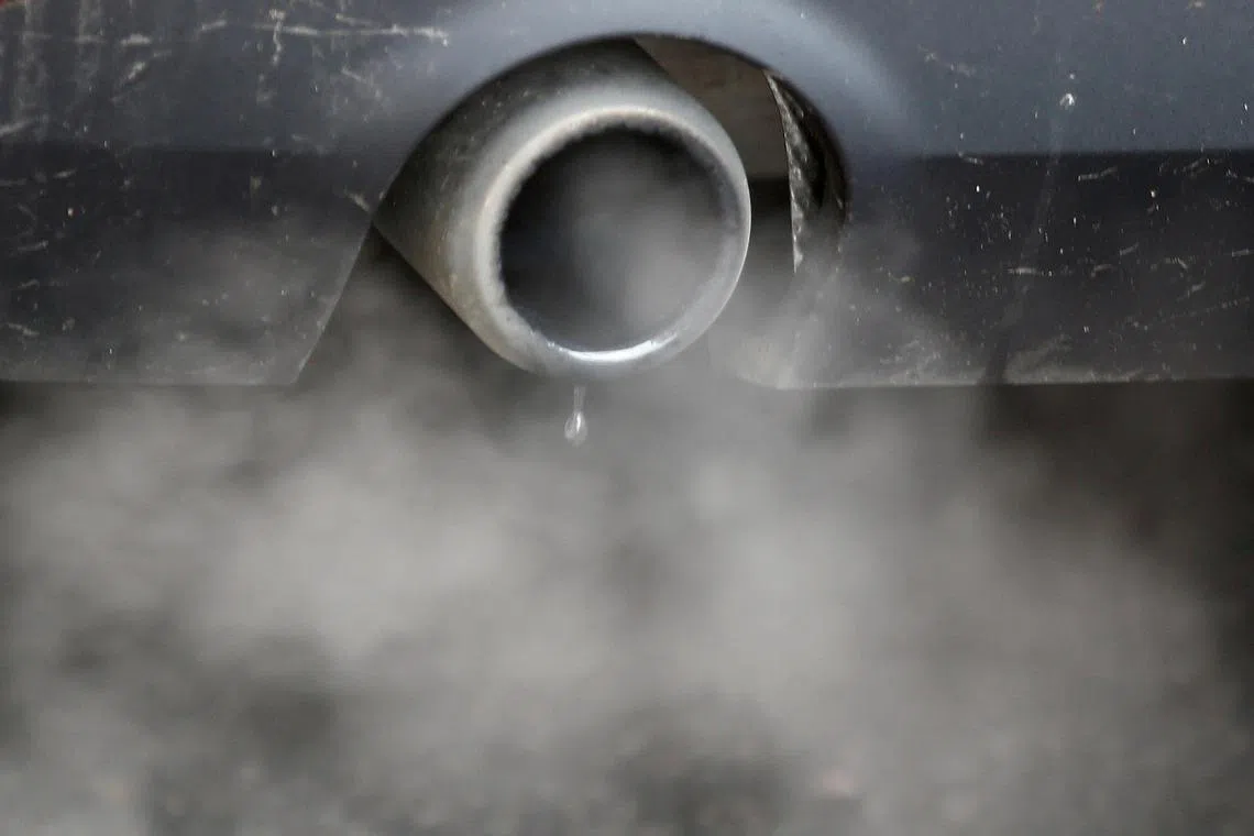 FILE PHOTO: An exhaust emits fumes as a car is driven through Richmond in London, Britain December 2, 2016.  REUTERS/Peter Nicholls/File Photo