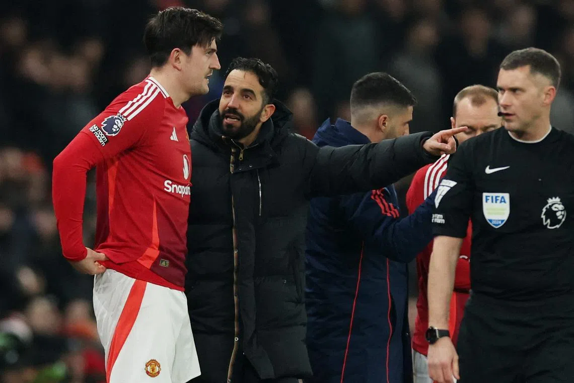 Soccer Football - Premier League - Manchester United v Southampton - Old Trafford, Manchester, Britain - January 16, 2025 Manchester United manager Ruben Amorim speaks to Harry Maguire before he comes on as a substitute REUTERS/Phil Noble