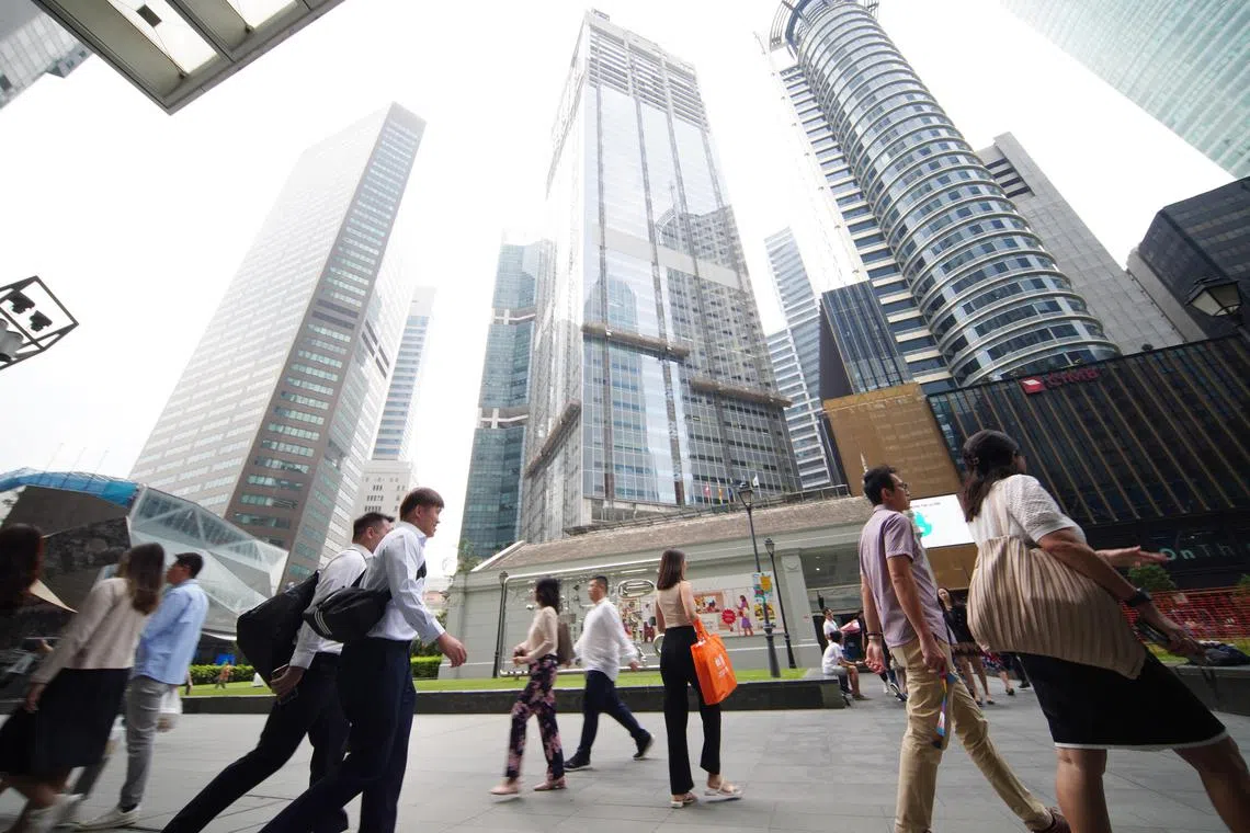 2023年4月13日，中央商业区一带上班族、员工。