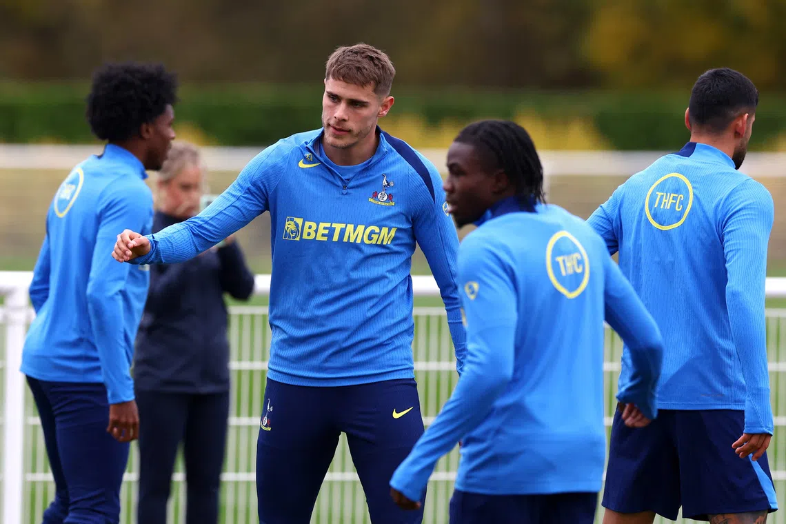 Soccer Football - UEFA Champions League - Tottenham Hotspur Training - Tottenham Hotspur Training Centre, London, Britain - November 3, 2025 Tottenham Hotspur's Micky van de Ven with teammates during training Action Images via Reuters/Matthew Childs