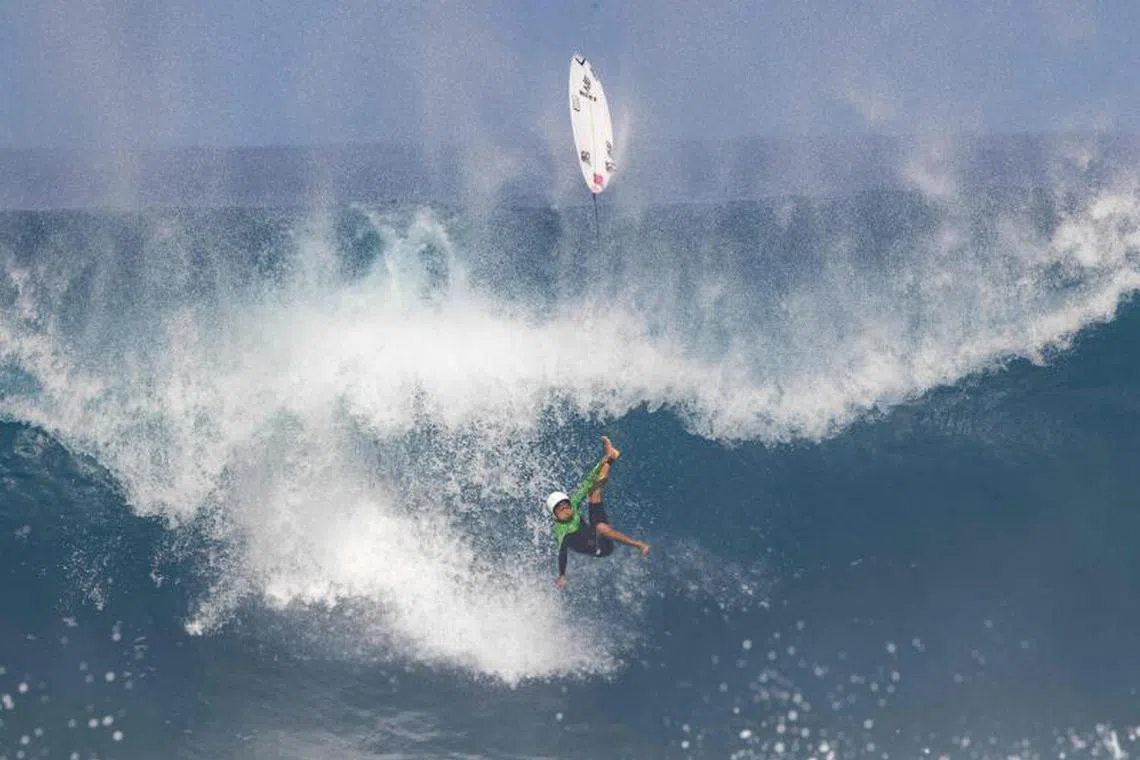 A unknown surfer wipes out at Pipeline on the north shore of Oahu, Hawaii, near the Da Hui Backdoor Shootout on January 9, 2023. PHOTO : AFP
