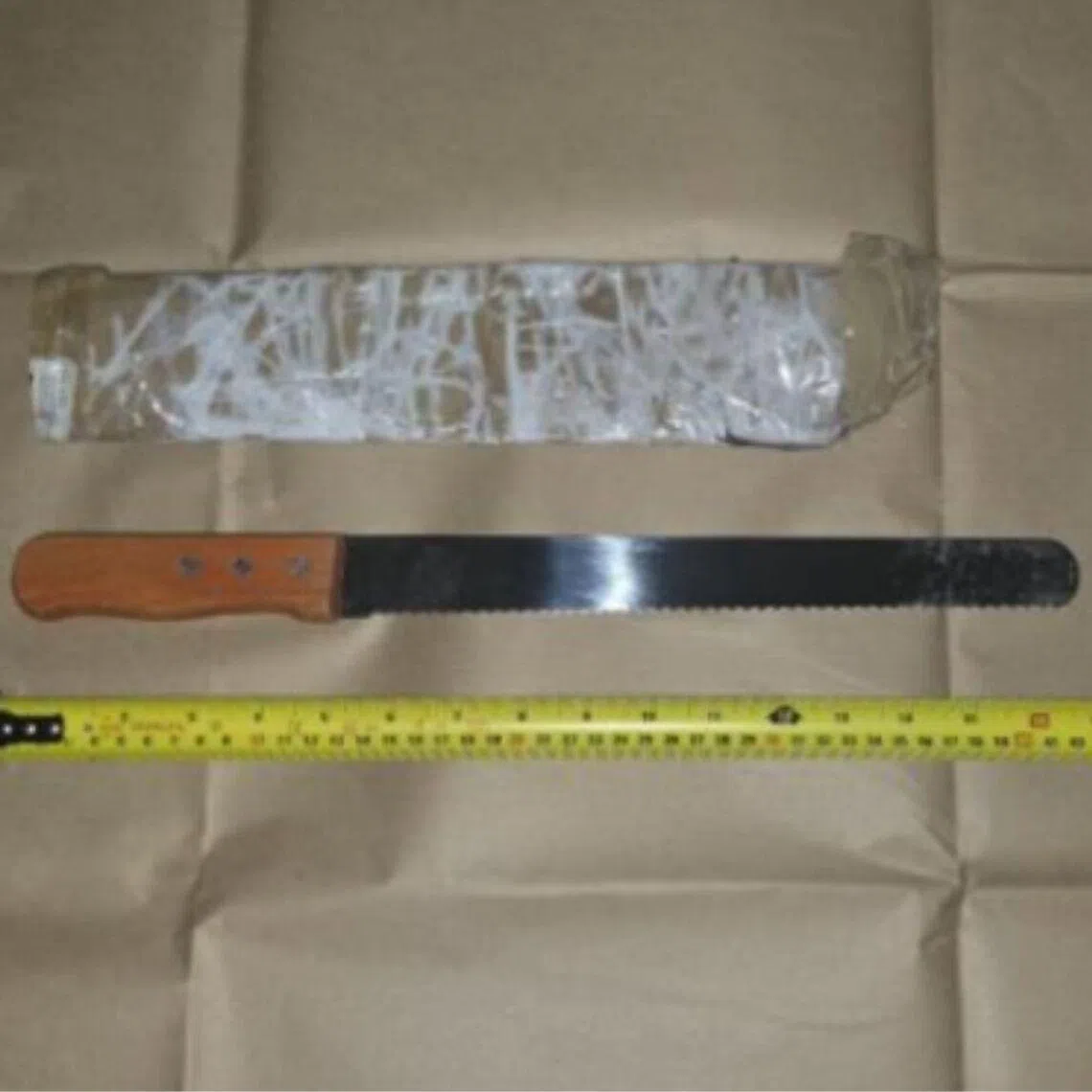 Suspects held the victims at knife point and demanded for cash from them.