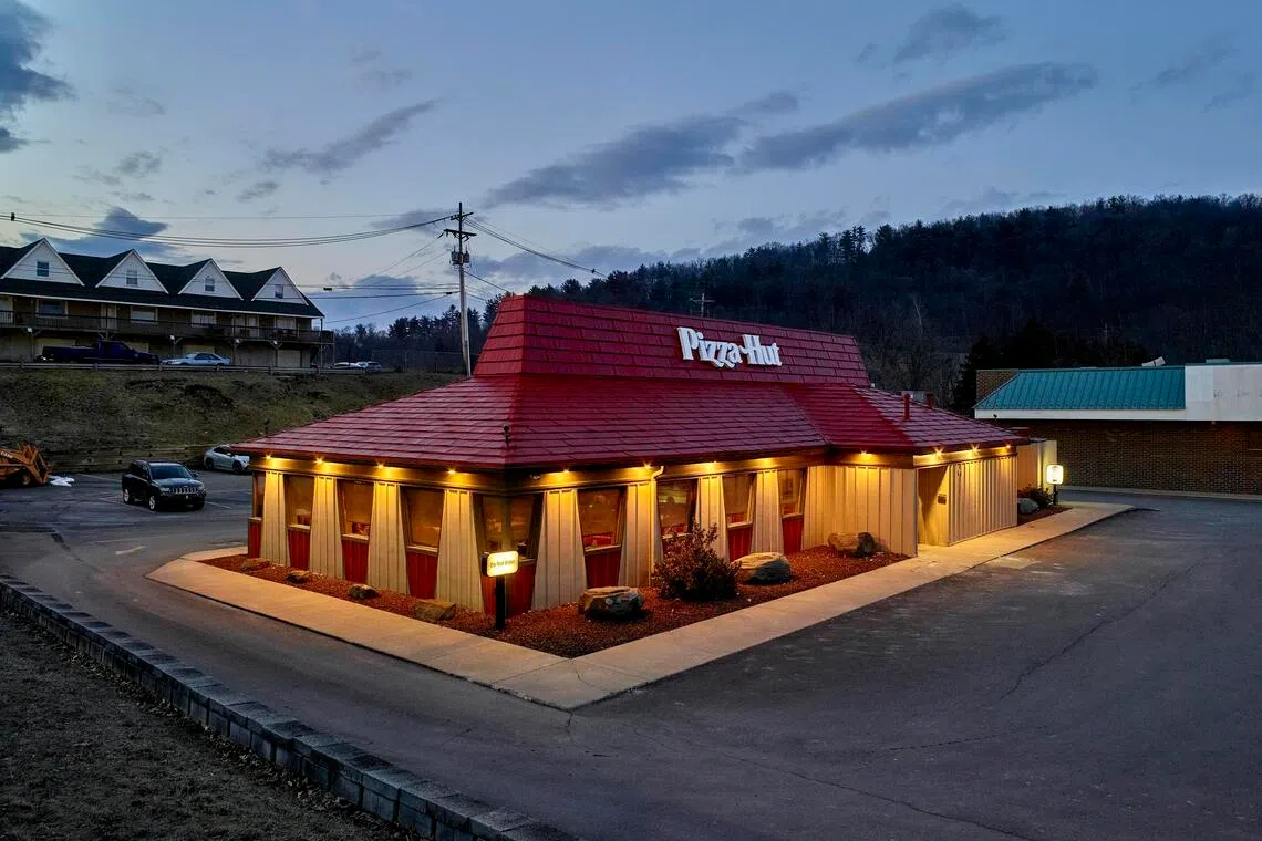 A Pizza Hut Classics, with trapezoidal windows and a distinctive pitched roof, in Tunkhannock, Pa., on Feb. 25, 2026. With heaps of nostalgia but little promotion by their parent chain, Pizza Hut Classics take their fervent fans on a time trip back to a simpler, warmer era. (Noah Kalina/The New York Times)