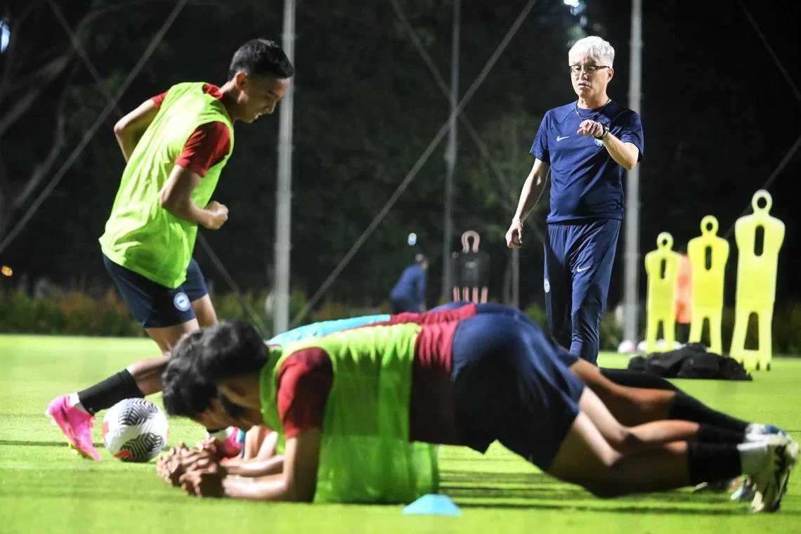National football coach Tsutomu Ogura overseeing the training session on March 11, 2024. 


********



first centralised training session of Singapore’s Men National Team under Tsutomu Ogura as the Lions prepare for the World Cup Round 2 qualifiers against China.