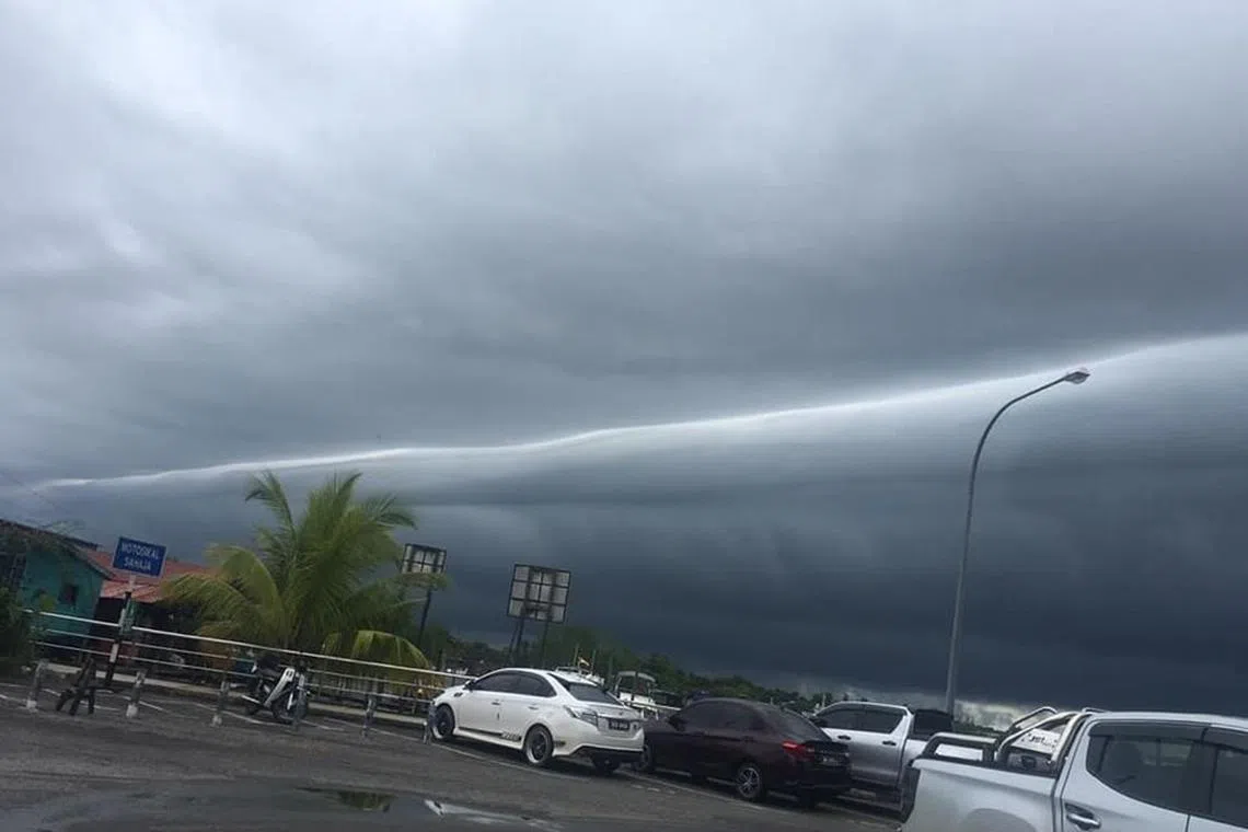 Many were curious about the sight of the dark grey sky with a long white horizontal streak that appeared in the morning.