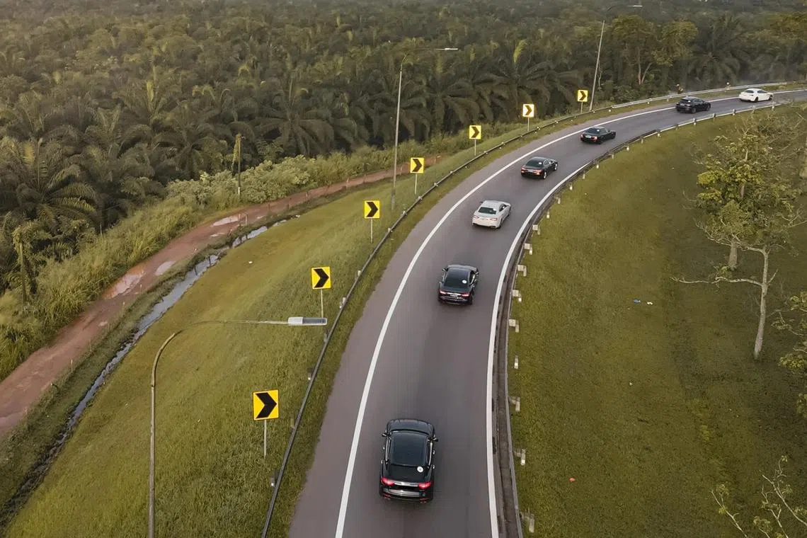 jlfraud - On March 25, Tridente Automobili organised a convoy drive to Yong Peng for a group of about 17 Maserati owners. 


Source: Maserati Singapore Facebook page