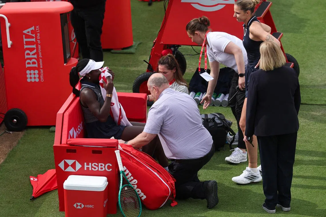Tennis - Queen's Club Championships - Queen's Club, London, Britain - June 10, 2026  Canada's Victoria Mboko reacts after sustaining an injury and retiring from her round of 16 match as Czech Republic's Karolina Pliskova looks on REUTERS/Toby Melville