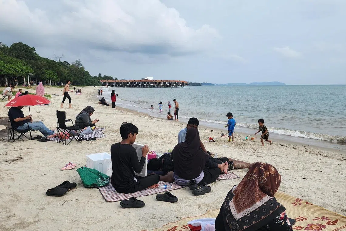 Along the coastline, beachfront resorts bustle with holidaymakers. Families fill the beaches, children play and seafood restaurants fill up after sunset.