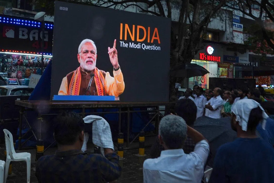 People watch the BBC documentary "India: The Modi Question", on a screen installed at the Marine Drive junction under the direction of the district Congress committee, in Kochi on January 24, 2023. - India's government said it has blocked videos and tweets sharing links to a BBC documentary about Prime Minister Narendra Modi's role during deadly 2002 sectarian riots, calling it "hostile propaganda and anti-India garbage". (Photo by Arun CHANDRABOSE / AFP)