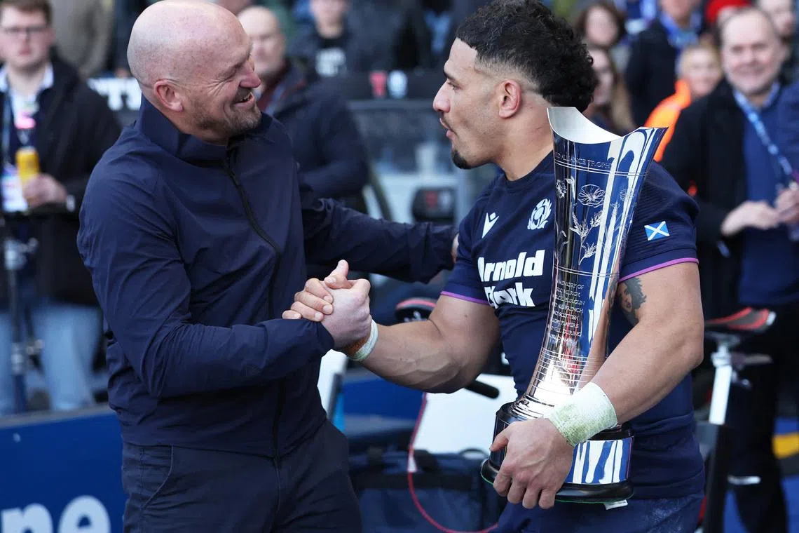Rugby Union - Six Nations Championship - Scotland v France - Murrayfield Stadium, Edinburgh, Scotland, Britain - March 7, 2026 Scotland's Sione Tuipulotu and head coach Gregor Townsend celebrate with the Auld Alliance Trophy after winning their Six Nations Championship match against France. REUTERS/Russell Cheyne