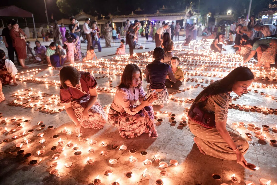 Buddhist devotees lighting earthern lamps at Botahtaung Pagoda to mark the full moon day of the Thadingyut festival in Yangon, on Oct 6, 2025.
