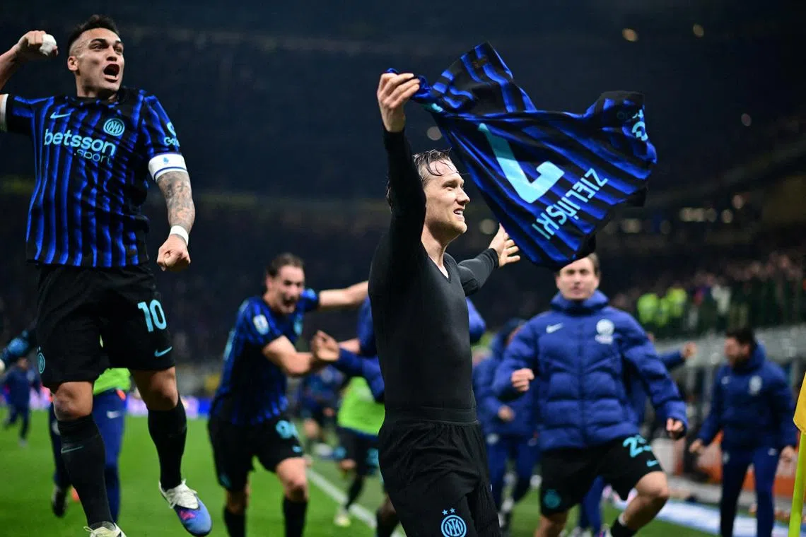 Soccer Football - Serie A - Inter Milan v Juventus - San Siro, Milan, Italy - February 14, 2026 Inter Milan's Piotr Zielinski celebrates scoring their third goal with Lautaro Martinez REUTERS/Daniele Mascolo     TPX IMAGES OF THE DAY