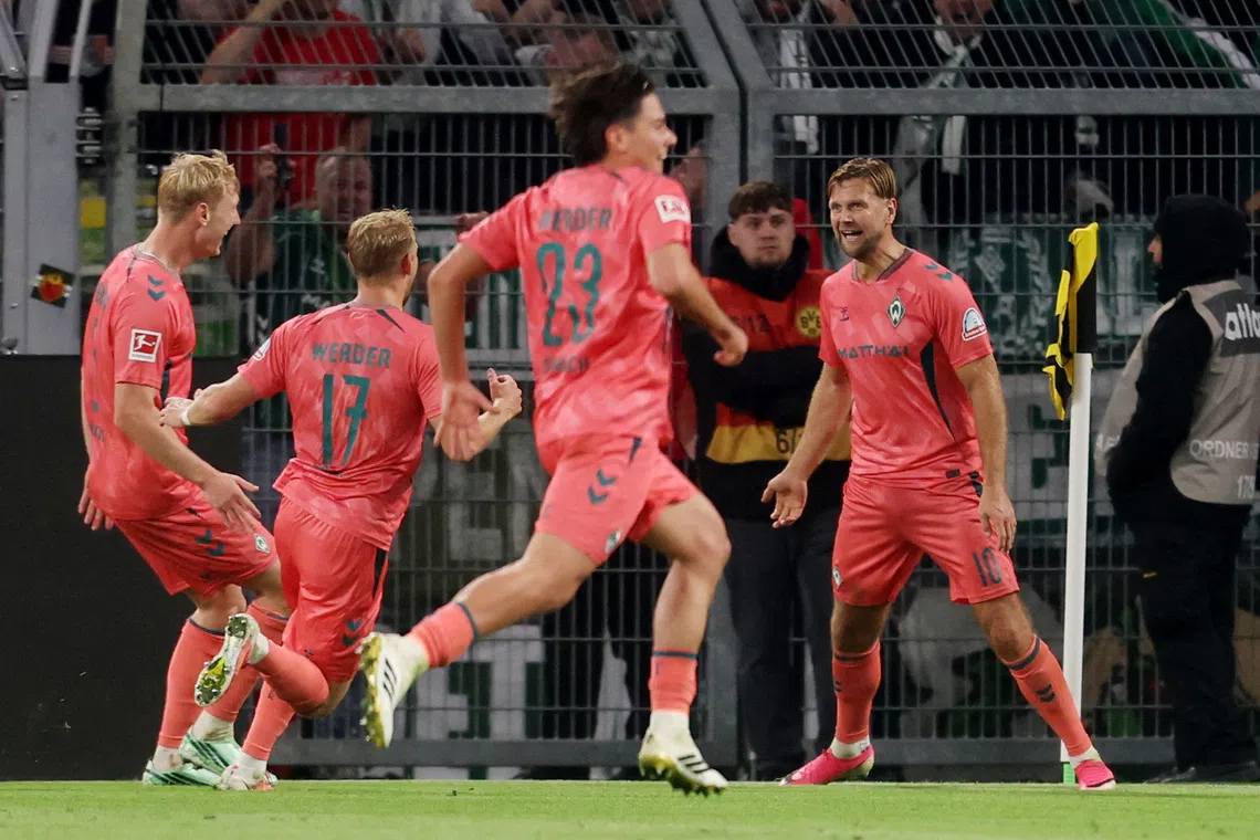 Soccer Football - Bundesliga - Borussia Dortmund v Werder Bremen - Signal Iduna Park, Dortmund, Germany - October 9, 2026 Werder Bremen's Niclas Fullkrug celebrates scoring their second goal with teammates REUTERS/Leon Kuegeler