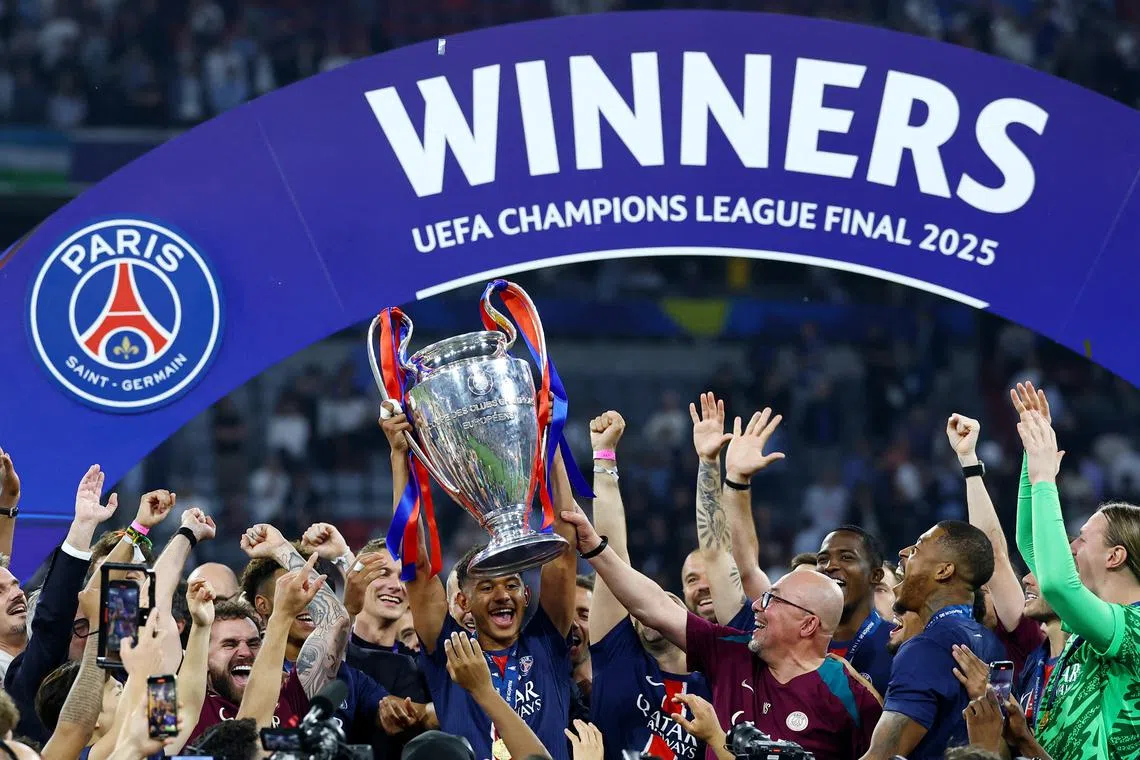 Soccer Football - Champions League - Final - Paris St Germain v Inter Milan - Allianz Arena, Munich, Germany - May 31, 2025 Paris St Germain players celebrates with the trophy after winning the Champions League REUTERS/Kai Pfaffenbach