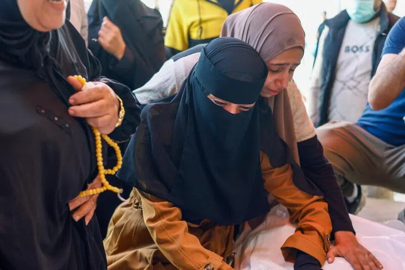 وطن نيوز – يقول مسعفون إن النيران الإسرائيلية تقتل الوالدين ورضيعهما في غزة