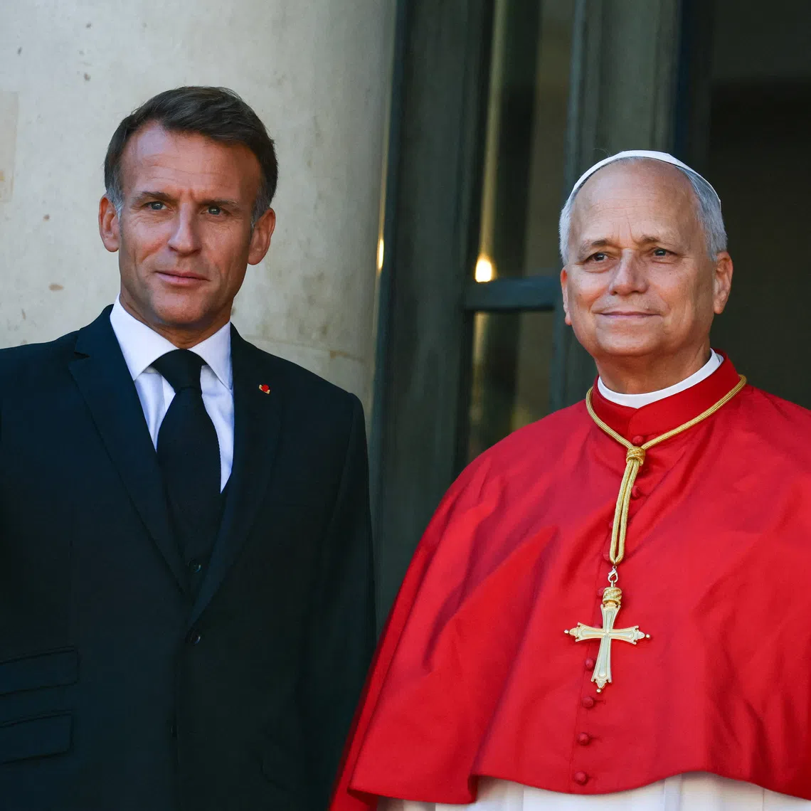French President Emmanuel Macron welcomes Pope Leo as he arrives for a meeting with authorities, members of civil society and the diplomatic corps at the Elysee Palace in Paris as part of his four-day apostolic journey to France, September 25, 2026.  REUTERS/Sarah Meyssonnier