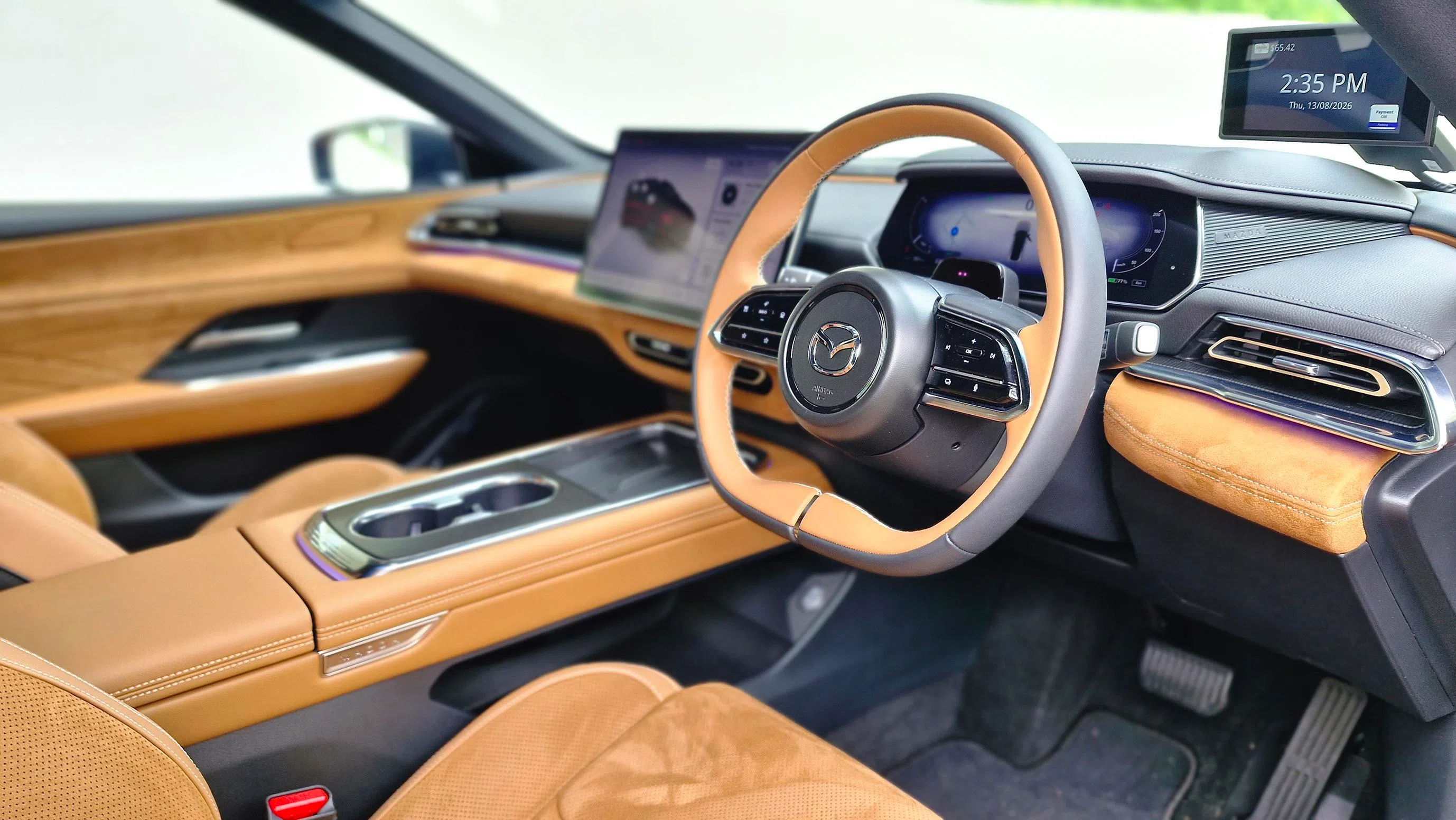 Convincing cockpit: The 6e’s helm is not very Mazda-like, but conveys confidence and plushness all the same.