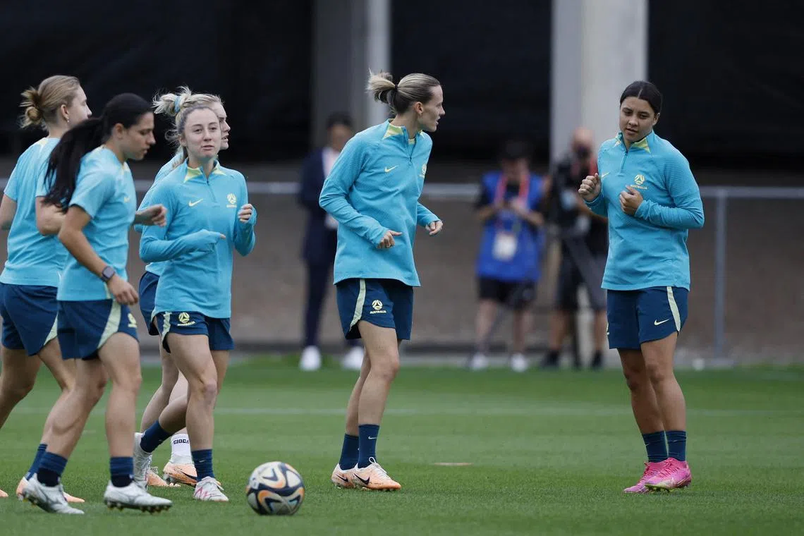 Soccer Football - FIFA Women’s World Cup Australia and New Zealand 2023 - Australia Training - Perry Park, Brisbane, Australia - August 18, 2023
Australia's Sam Kerr with teammates during training REUTERS/Amanda Perobelli
