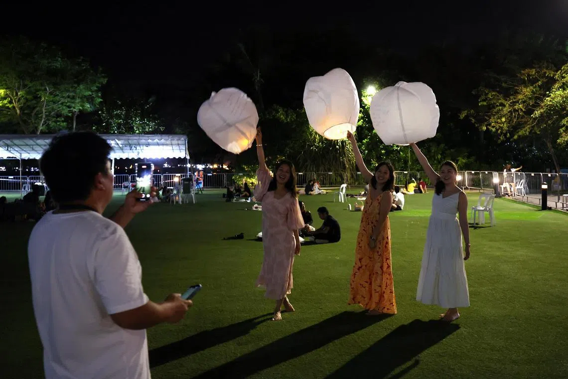 Hundreds of people attended the event at Palawan Green in Sentosa, billed as Singapore’s first-ever Sky Lantern Festival, only to be informed that they would not be able to ‘fly’ the lanterns as advertised.