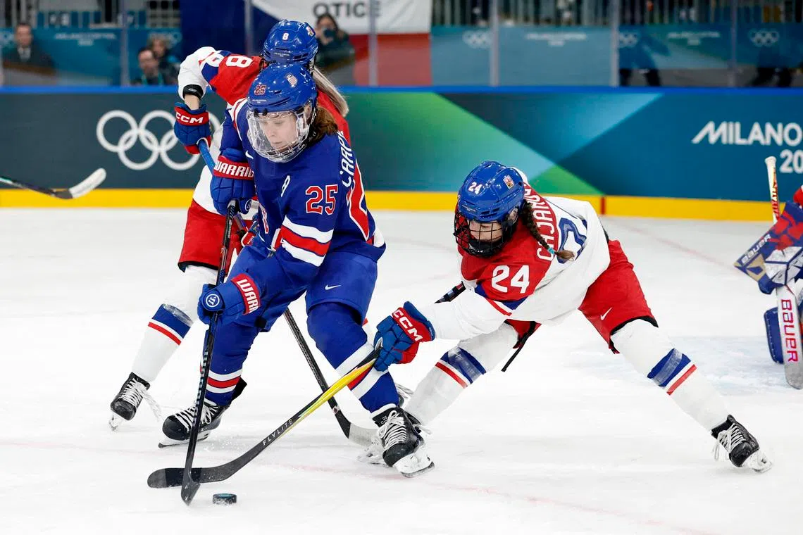 Milano Cortina 2026 Olympics - Ice Hockey - Women's Preliminary Round - Group A - United States of America vs Czech Republic - Milano Rho Ice Hockey Arena, Milan, Italy - February 05, 2026. Alex Carpenter of United States in action with Sara Cajanova of Czech Republic REUTERS/David W Cerny