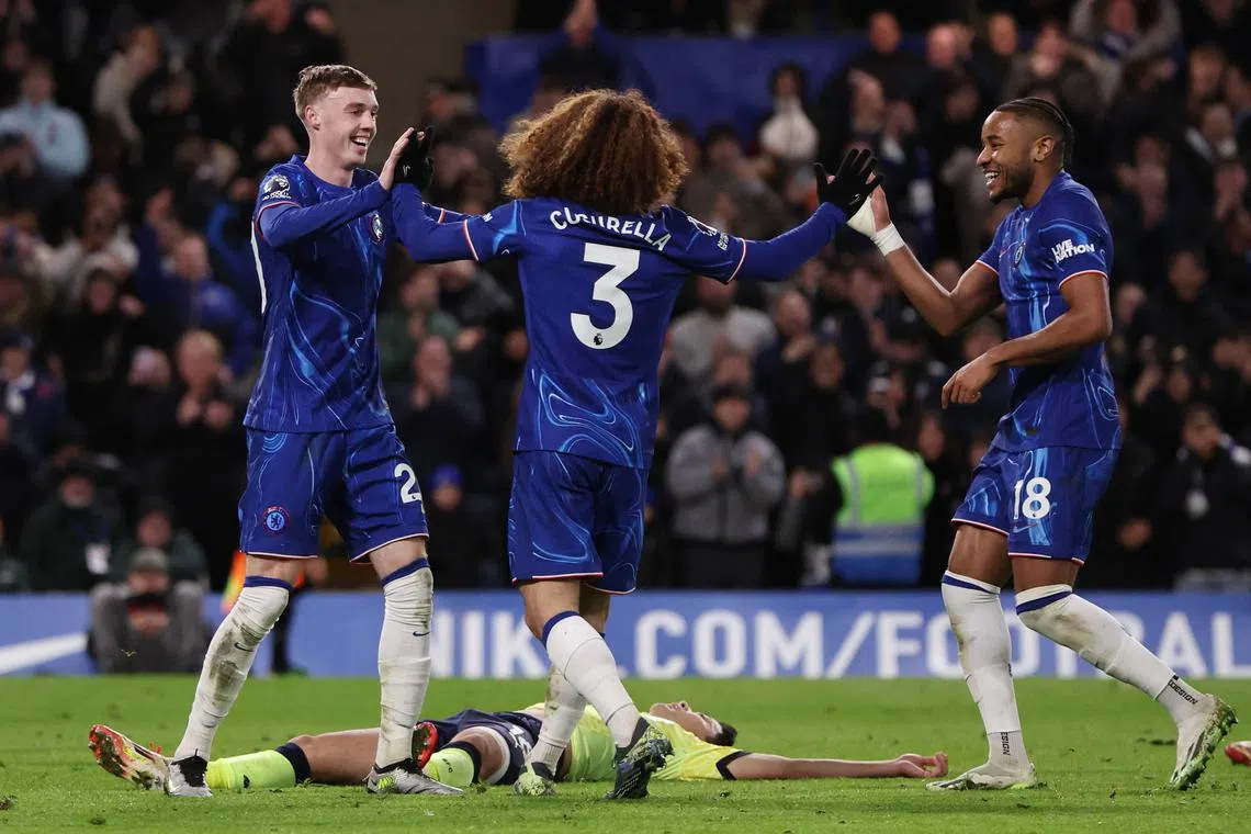 Soccer Football - Premier League - Chelsea v Southampton - Stamford Bridge, London, Britain - February 25, 2025  Chelsea's Marc Cucurella celebrates scoring their fourth goal with Chelsea's Cole Palmer and Chelsea's Christopher Nkunku REUTERS/David Klein