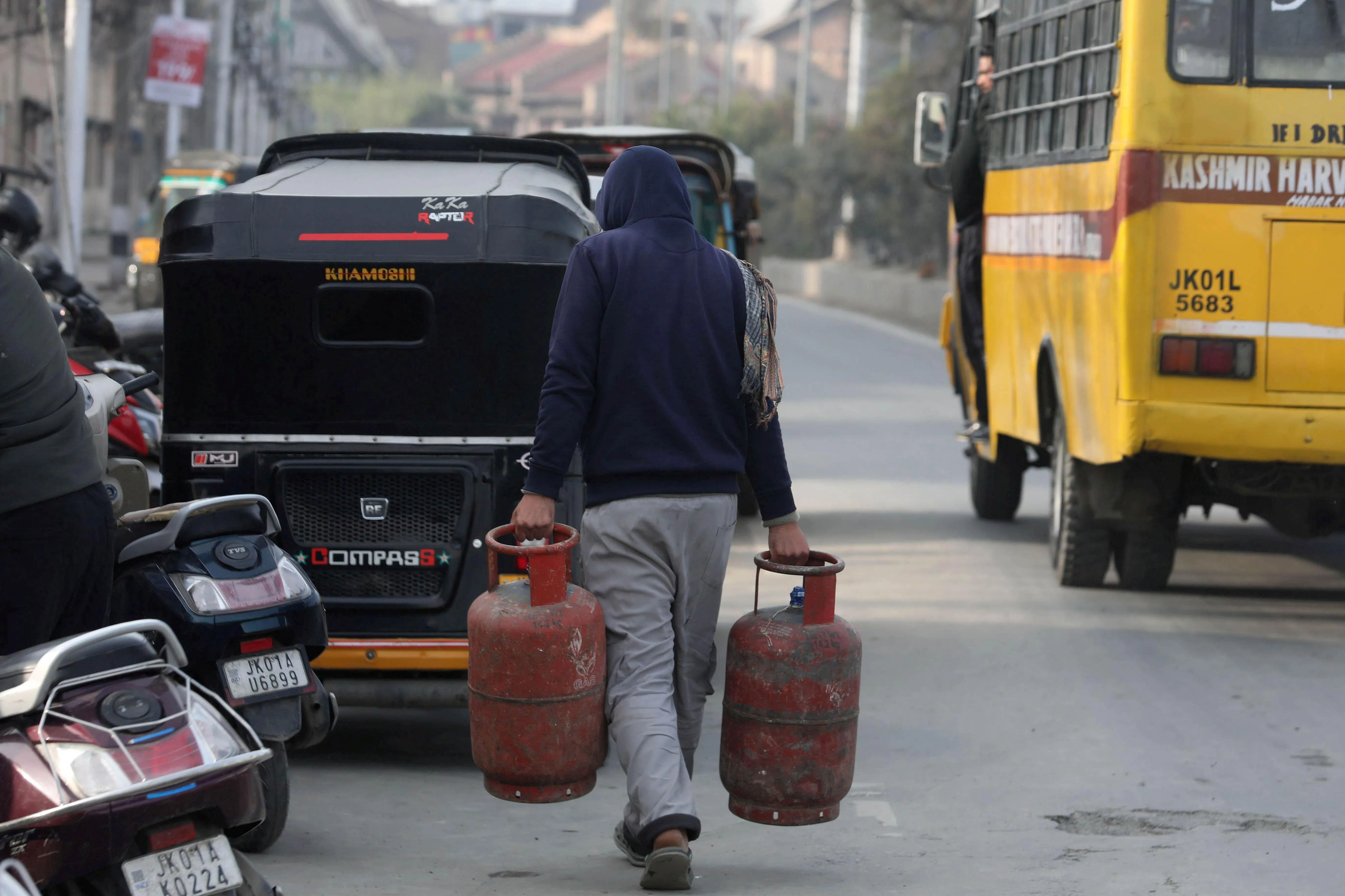 India sees power use surging to record, adding to energy crisis