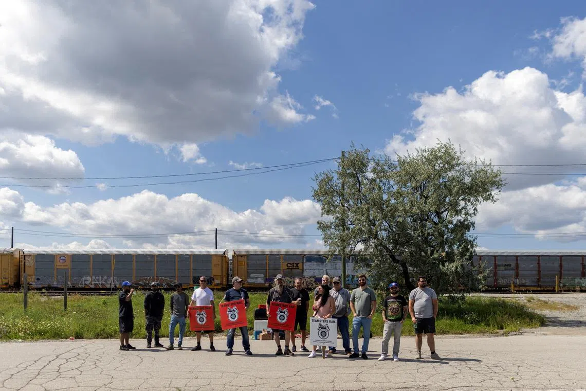 CN workers picket at the CPKC Toronto yard, after Canadian National Railway (CN) and Canadian Pacific Kansas City (CPKC) locked out workers following unsuccessful negotiation attempts with the Teamsters union, in Toronto, Ontario, Canada August 22, 2024. REUTERS/Carlos Osorio/File Photo