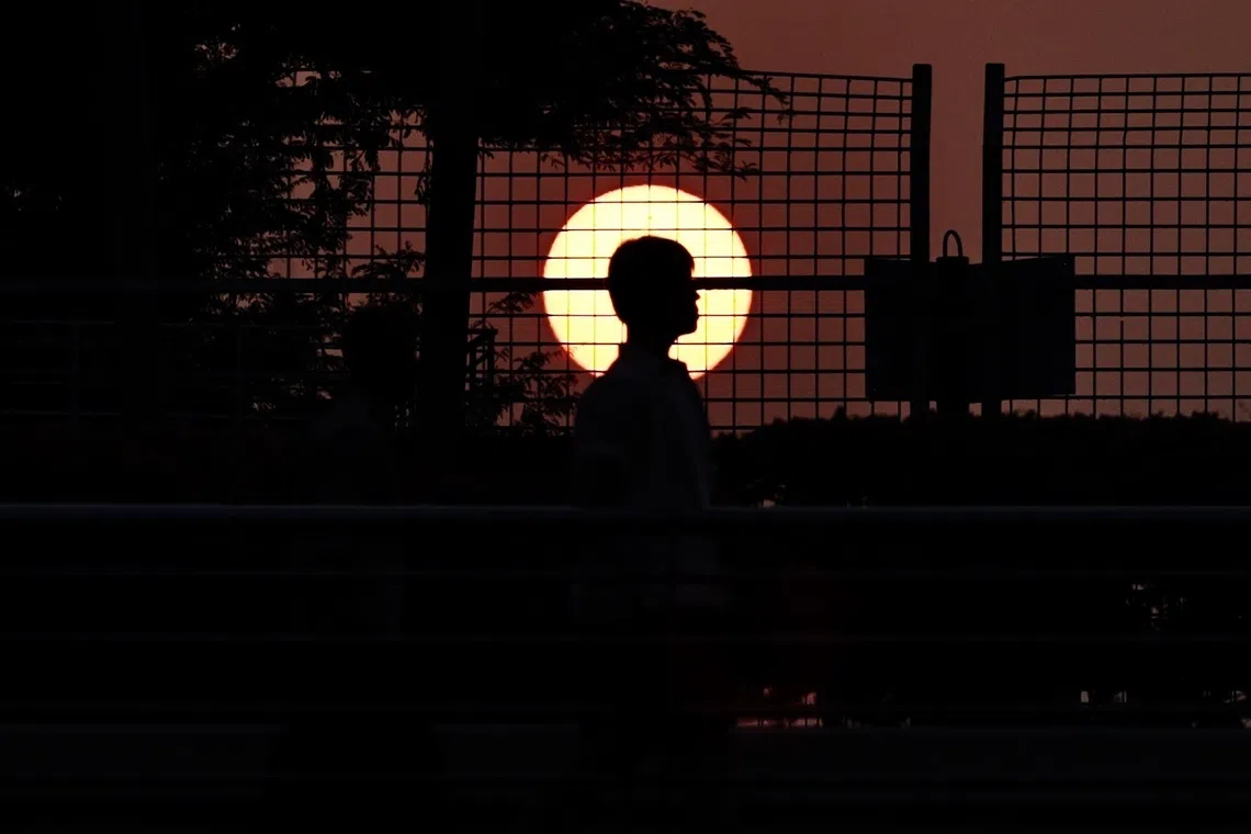 The sun setting with an orange glow as the haze blankets the sky in the direction of Cityhall at 6.40pm. By 7pm, the PSI in the central region was 116.