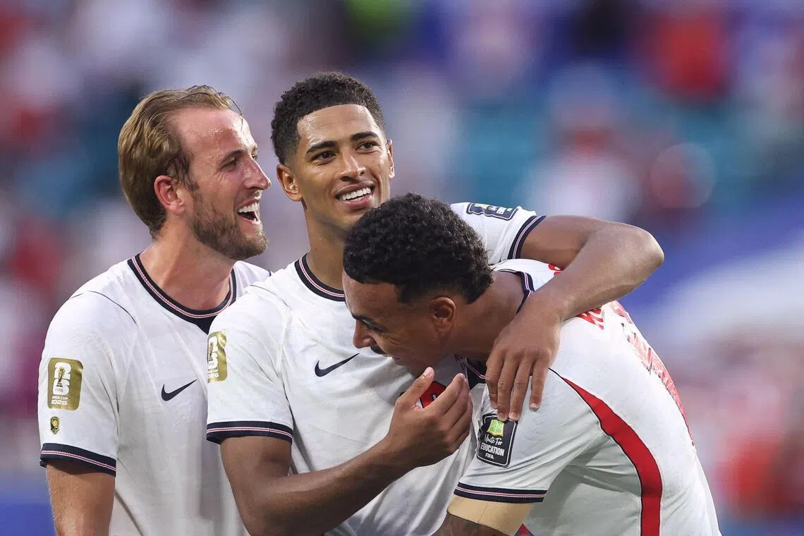 TOPSHOT - England's forward #09 Harry Kane, midfielder #10 Jude Bellingham and England's midfielder #17 Morgan Rogers celebrate after winning the 2026 World Cup football tournament quarter-final match between Norway and England at Miami Stadium in Miami Gardens on July 11, 2026.  (Photo by PATRICIA DE MELO MOREIRA / AFP)