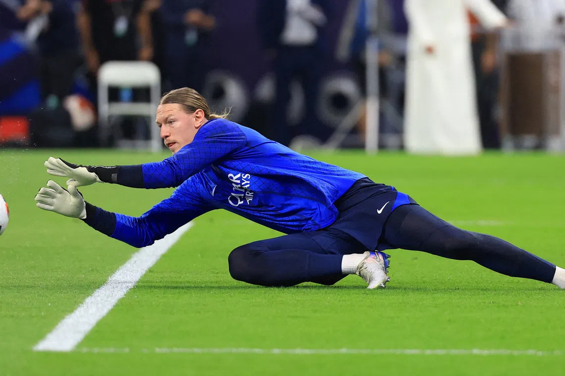 FILE PHOTO: Soccer Football - FIFA Intercontinental Cup - Final - Paris St Germain v Flamengo - Ahmad Bin Ali Stadium, Al-Rayyan, Qatar - December 17, 2025  Paris St Germain's Matvey Safonov during the warm up before the match REUTERS/Thaier Al-Sudani/File Photo