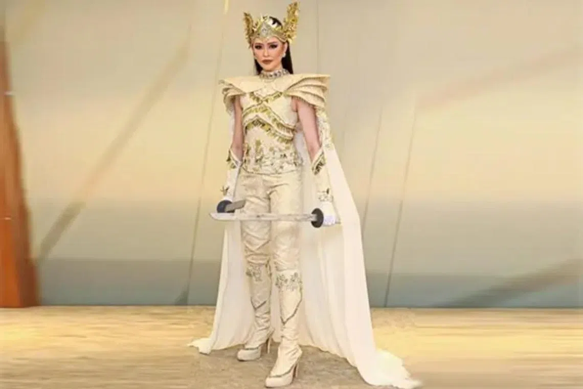 The costume weighs approximately 30kg and measures about 1.77m tall.