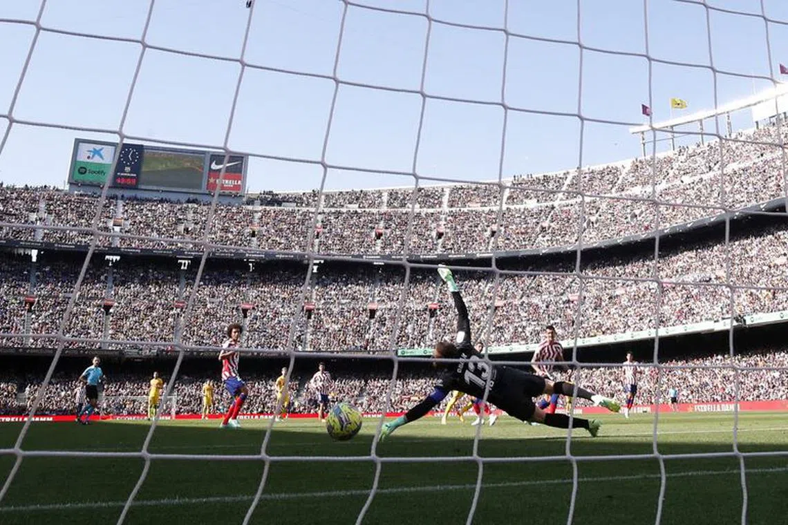 Soccer Football - LaLiga - FC Barcelona v Atletico Madrid - Camp Nou, Barcelona, Spain - April 23, 2023 FC Barcelona's Ferran Torres scores their first goal past Atletico Madrid's Jan Oblak REUTERS/Albert Gea/file photo