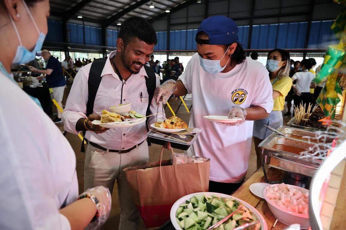 ST20240623_202481154938/nzmigrant23/Natasha/Jason Quah

Migrant workers receiving food at The Big Potluck event organised by charity group ItsRainingRaincoats at Tuas South RC on June 23, 2024.