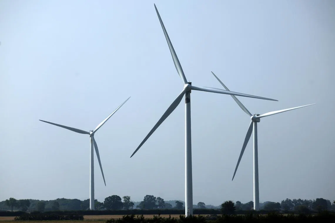 epa10843986 An onshore wind farm near Biggleswade in Britain, 06 September 2023. The UK Government have amended planning rules to make it easier for onshore wind farms to be built. Previously a single objection to planning would have stopped construction effectively creating a de facto ban.  EPA-EFE/NEIL HALL