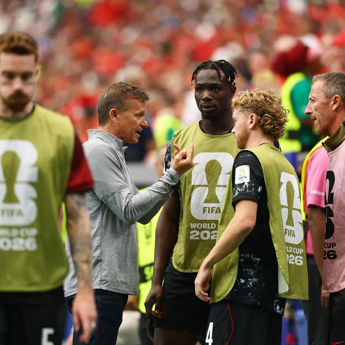Soccer Football - FIFA World Cup 2026 - Round of 16 - Canada v Morocco - Houston Stadium, Houston, Texas, U.S. - July 4, 2026 Canada coach Jesse Marsch speaks to his players during the second half hydration break REUTERS/Kai Pfaffenbach