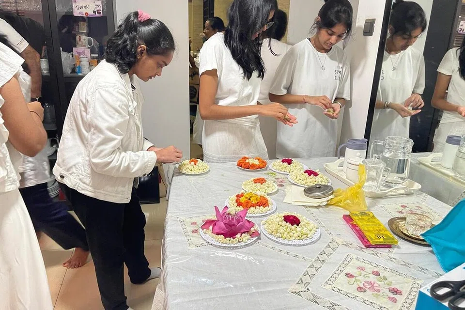 Samadhi Rajapakse (Middle) shared a picture of the Sri Lankan ritual, ‘Dana’, to allow her fellow participants to understand a culture they might not have been aware of thus far.