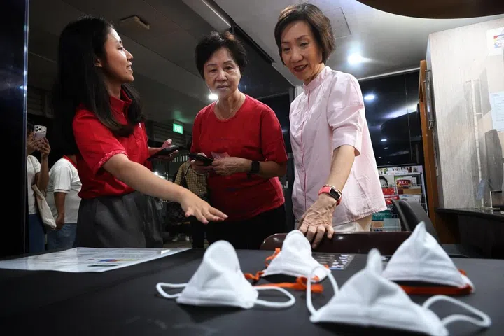 Minister for Sustainability and the Environment Grace Fu (right) at a mask distribution exercise at Yuhua SMC on Oct 14.