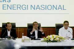 Indonesia Energy and Mineral Resources Minister Bahlil Lahadalia (centre) at a press conference in Jakarta, 26 Oct 2026.