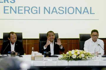 Indonesia Energy and Mineral Resources Minister Bahlil Lahadalia (centre) at a press conference in Jakarta, 26 Oct 2026.