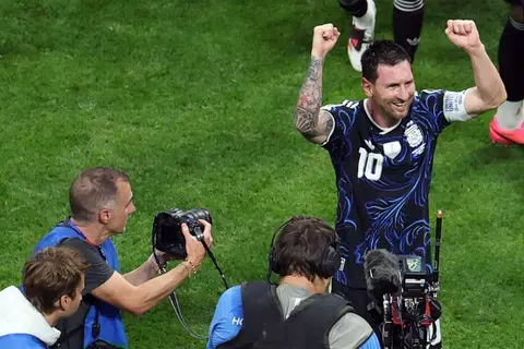 Argentina beat England with injury-time goal to reach World Cup final again