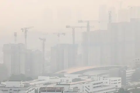 Air Quality in Singapore’s Central Region Back in Unhealthy Range as PSI Hits 102
