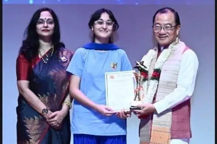 Speaker of Parliament Seah Kian Peng giving out an award along with HSS Principal Archana Mishra.