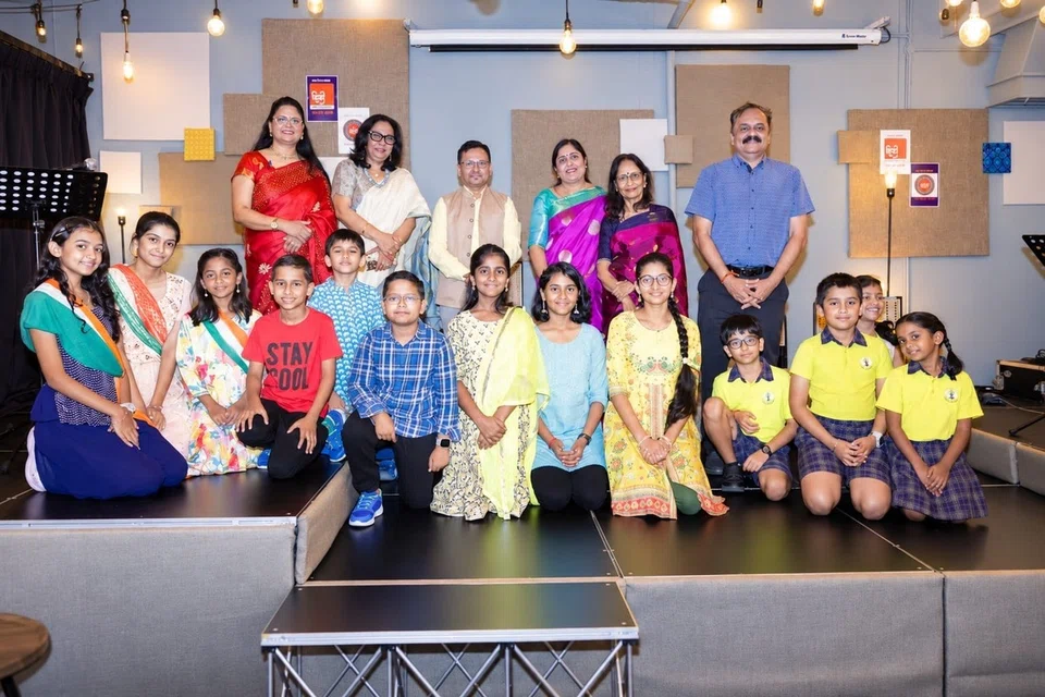 The organisers and dignitaries with the student participants.