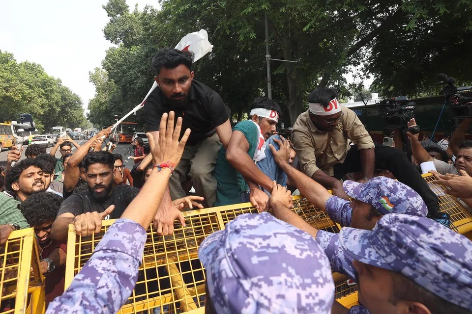 epa13303142 Indian student activists from left parties climb police barricades as they take part in a protest demanding the resignation of Chief Election Commissioner Gyanesh Kumar near Jantar Mantar in New Delhi, India, 14 October 2026. Demonstrators called for Kumar's resignation over controversies surrounding the Election Commission's Special Intensive Revision (SIR) of electoral rolls and alleged irregularities in recent elections.  EPA/RAJAT GUPTA