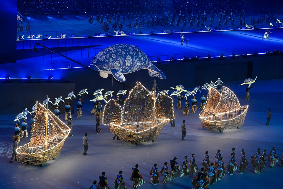 Ship floats that pays tribute to Singapore’s journey from a thriving port city to a vibrant multicultural city and the inflated dugong.