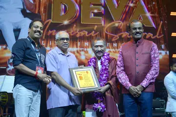 President of Tamils Representative Council Singapore V Pandiyan (second from left) presenting Deva with a gift for his musical tribute to late former president S R Nathan.